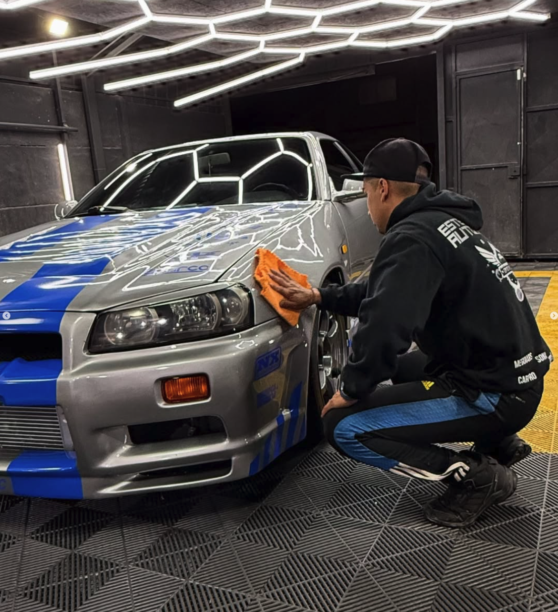 Técnico aplicando pulido profesional y corrección de pintura en EOM Detailing