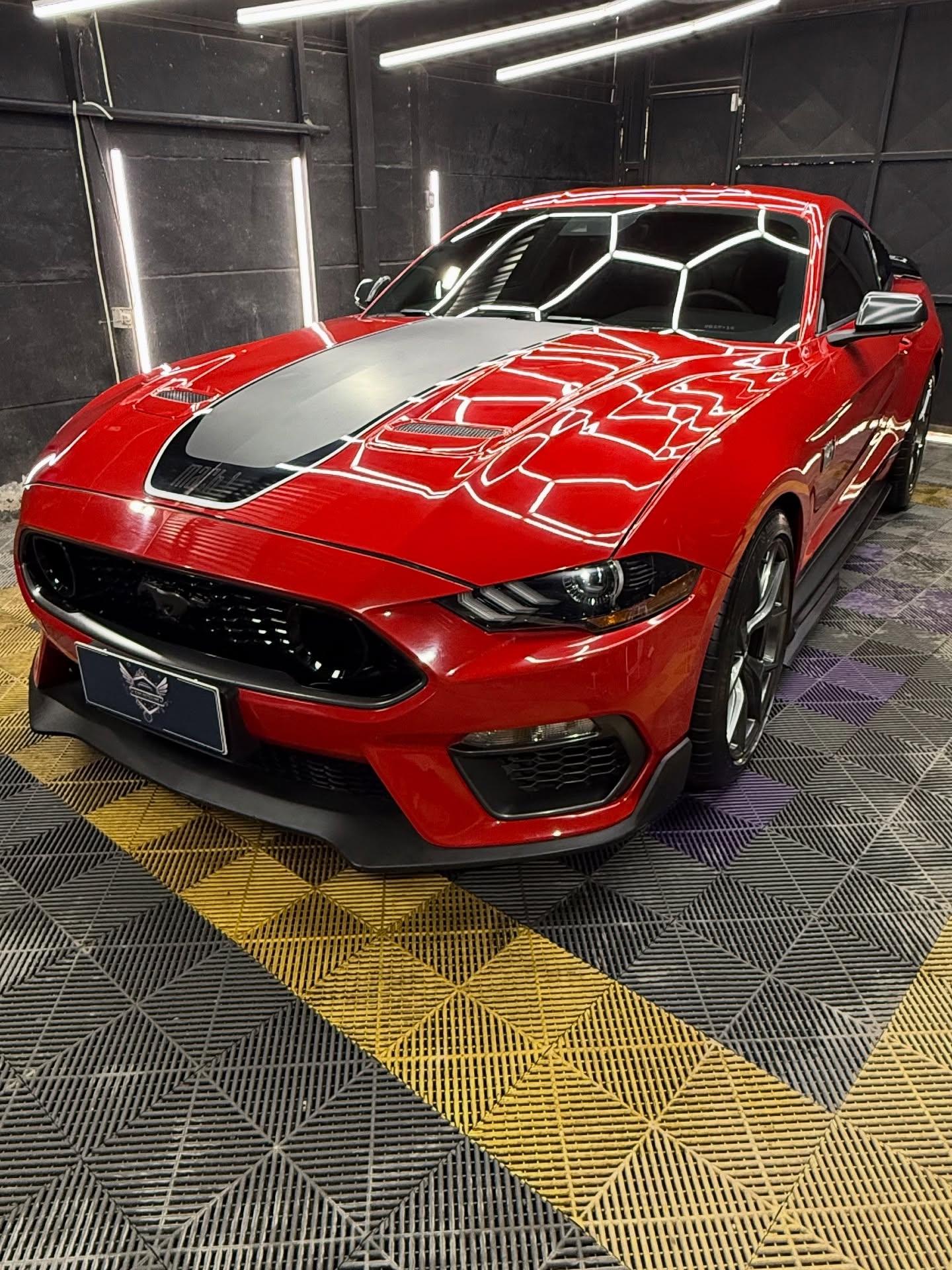 Mustang rojo con corrección de pintura y brillo espejo en EOM Detailing