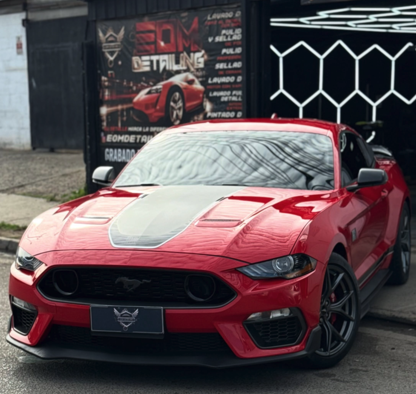 Ford Mustang rojo Mach 1 con pulido profesional frente al local EOM Detailing Chile