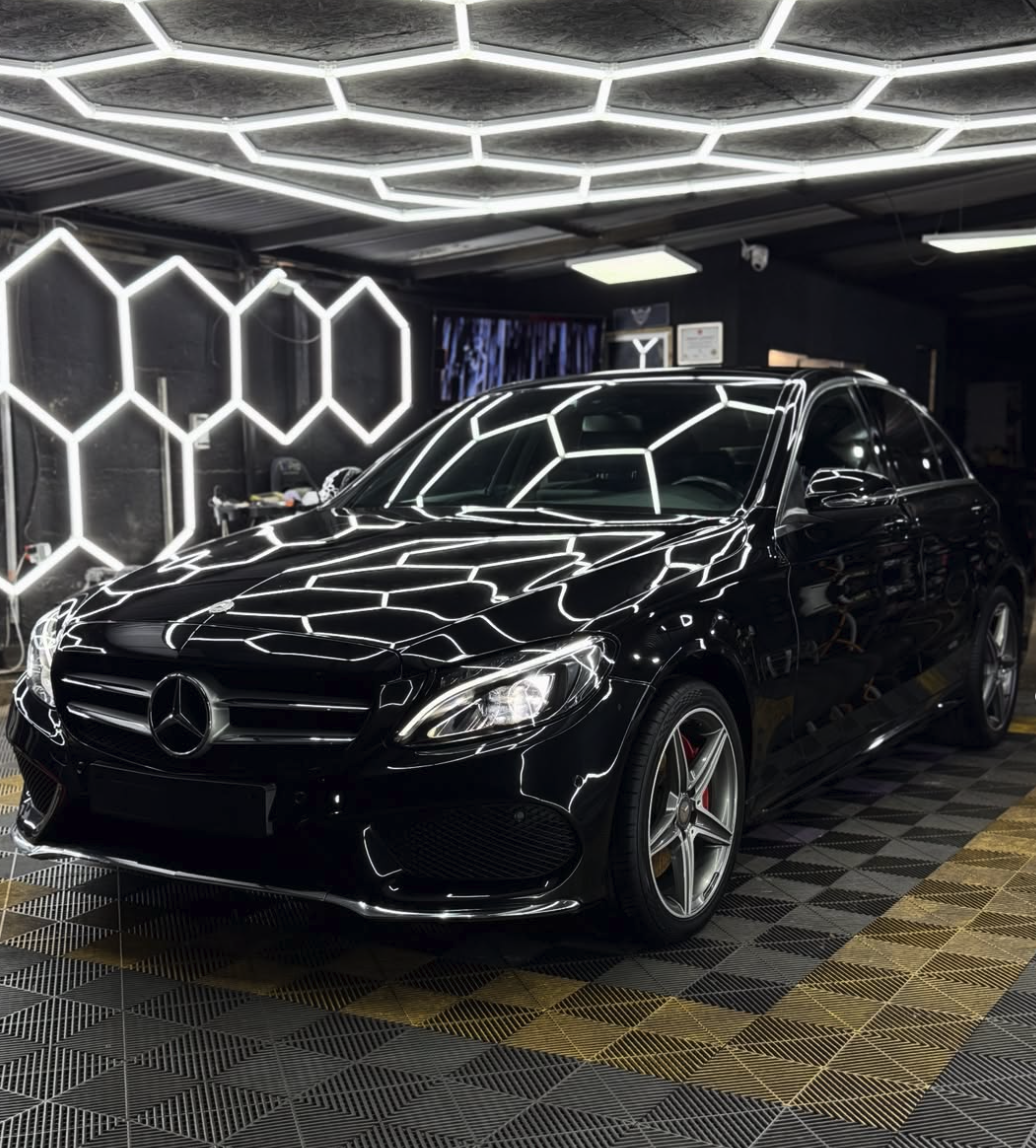 Mercedes-Benz negro con protección cerámica y brillo espejo en EOM Detailing