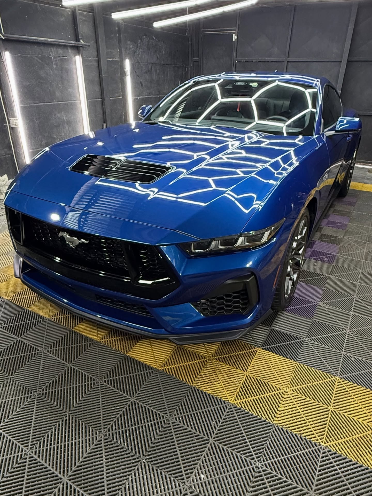Mustang azul con protección cerámica y brillo espejo en EOM Detailing Chile